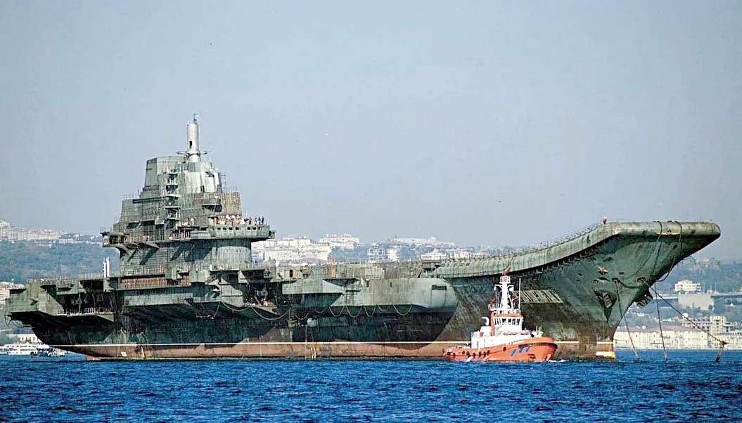 Бывший ТАКР "Варяг" на буксире в водах турецкого Стамбула, 2001 г.