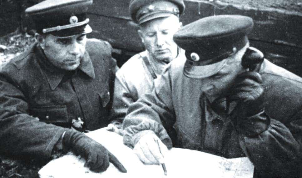 Малиновский на командном пункте, весна 1945 г.