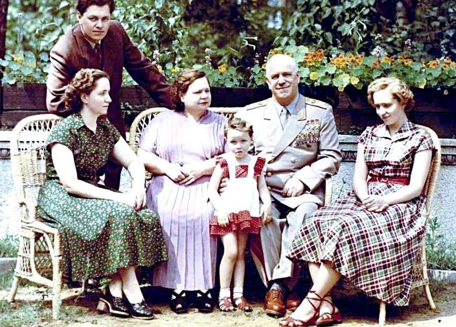 Жуков с супругой Александрой, дочерьми Эрой и Эллой, зятем Юрием и внучкой Сашей.