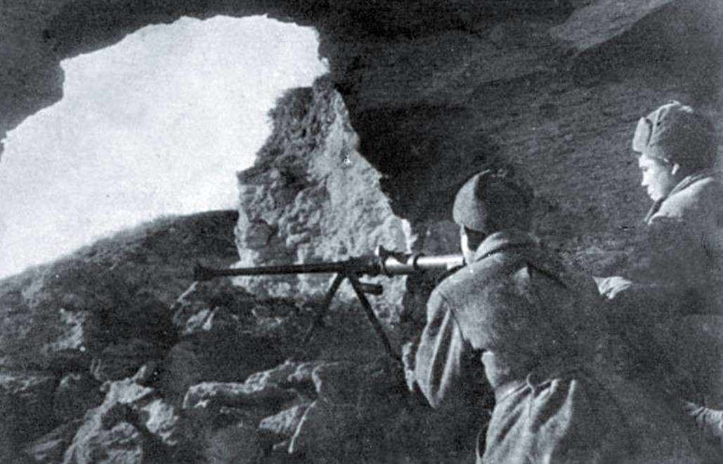Бронебойщики РККА в районе Аджимушкайских каменоломен. Крым, 1943 г.