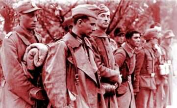 Военнослужащие батальона "Шарлемань" во время сдачи, май 1945 г.