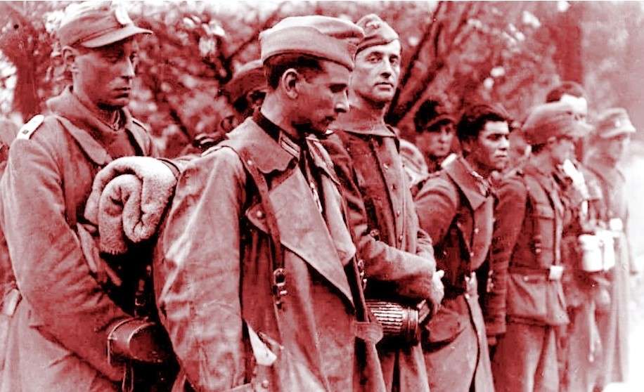 Военнослужащие батальона "Шарлемань" во время сдачи, май 1945 г.