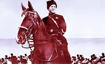Молодой кавалерист Жуков на лихом коне.