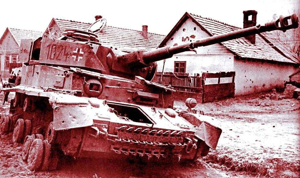 Подбитый в Венгрии танк Pz.Kpfw.IV из состава 24-й ТД, 1945 г.