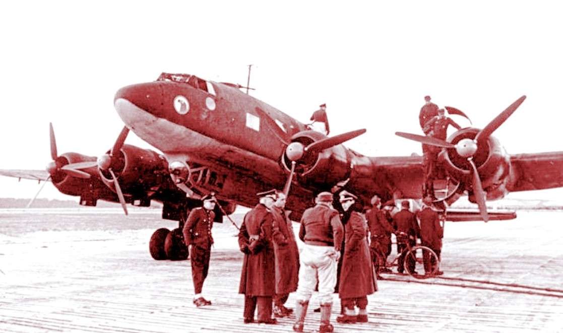 Манштейн встречает самолет фюрера на аэродроме в Запорожье.