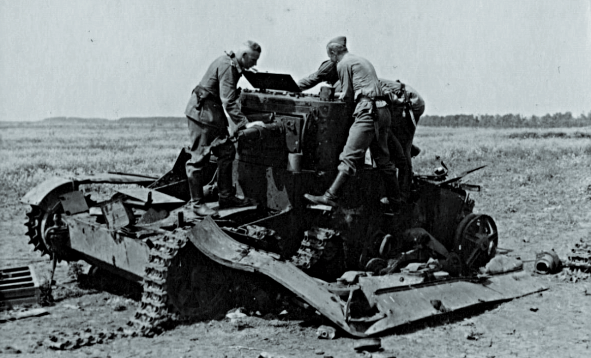 Подбитый советский танк Т-26, осень 1941 г.