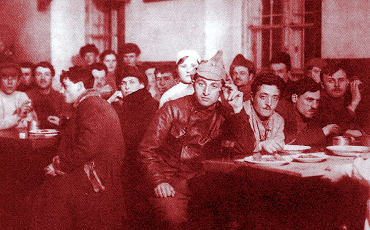 В кремлевской столовой, 1920-е гг.