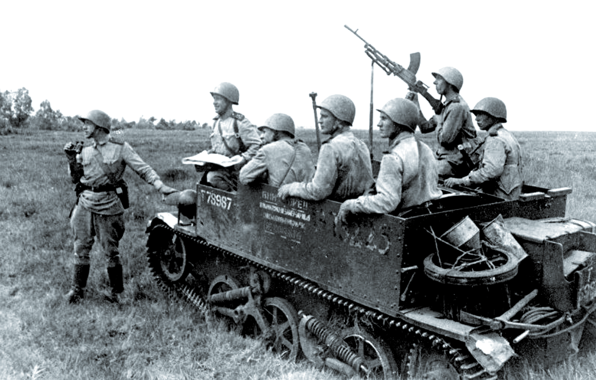 Разведчики РККА на бронетранспортере Universal Carrier под Курском, 1943 г.