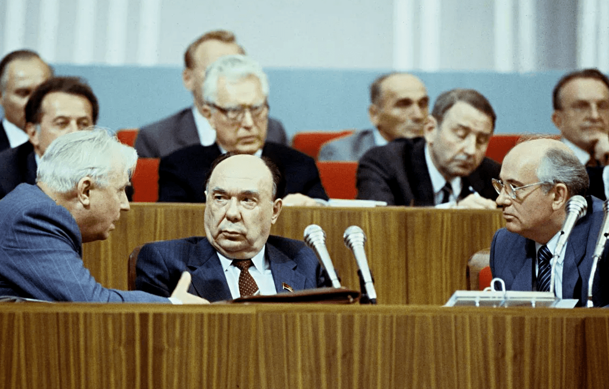Политик А. Н. Яковлев сотоварищи на XIX Всесоюзной конференции КПСС, июнь 1988 г.