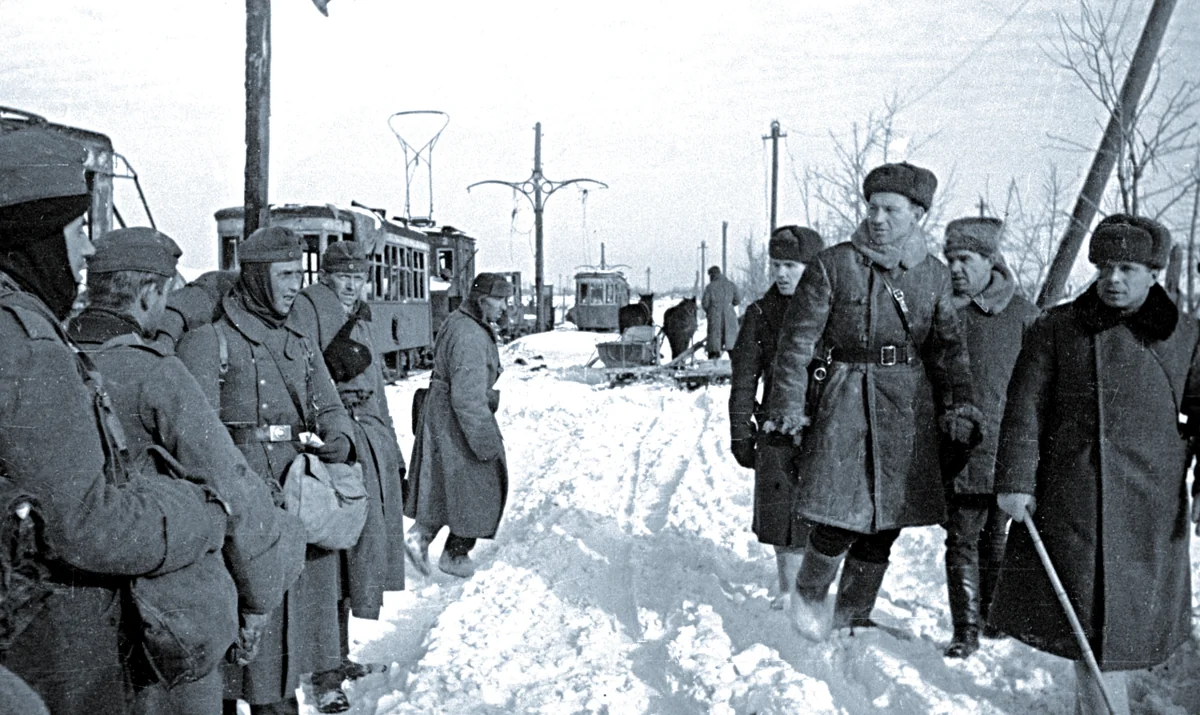 Генерал-лейтенант В. И. Чуйков и его свита проходят мимо пленных немцев, январь 1943 г.