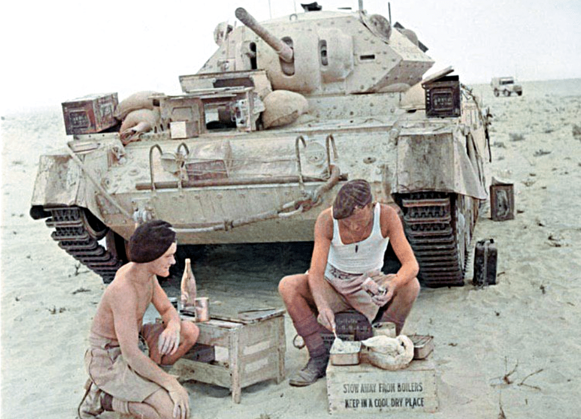 Экипаж британского танка Cruiser Mk.VI "Crusader" готовит еду в пустыне, сентябрь 1942 г.