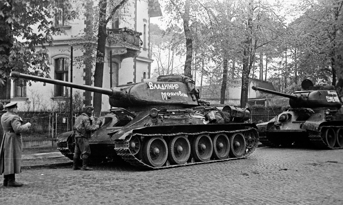 Колонна Т-34-85 на окраине Берлина, апрель 1945 г.