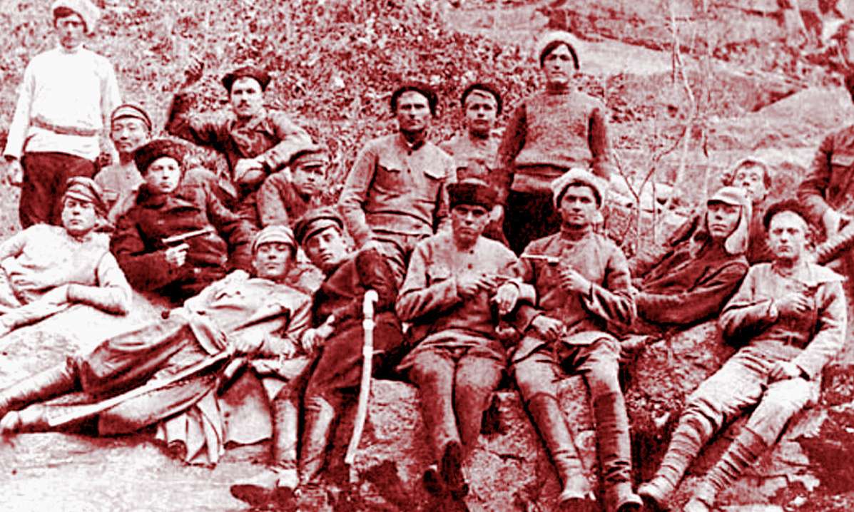 Комдив А. В. Сапожков (третий сверху и слева) и его бойцы.