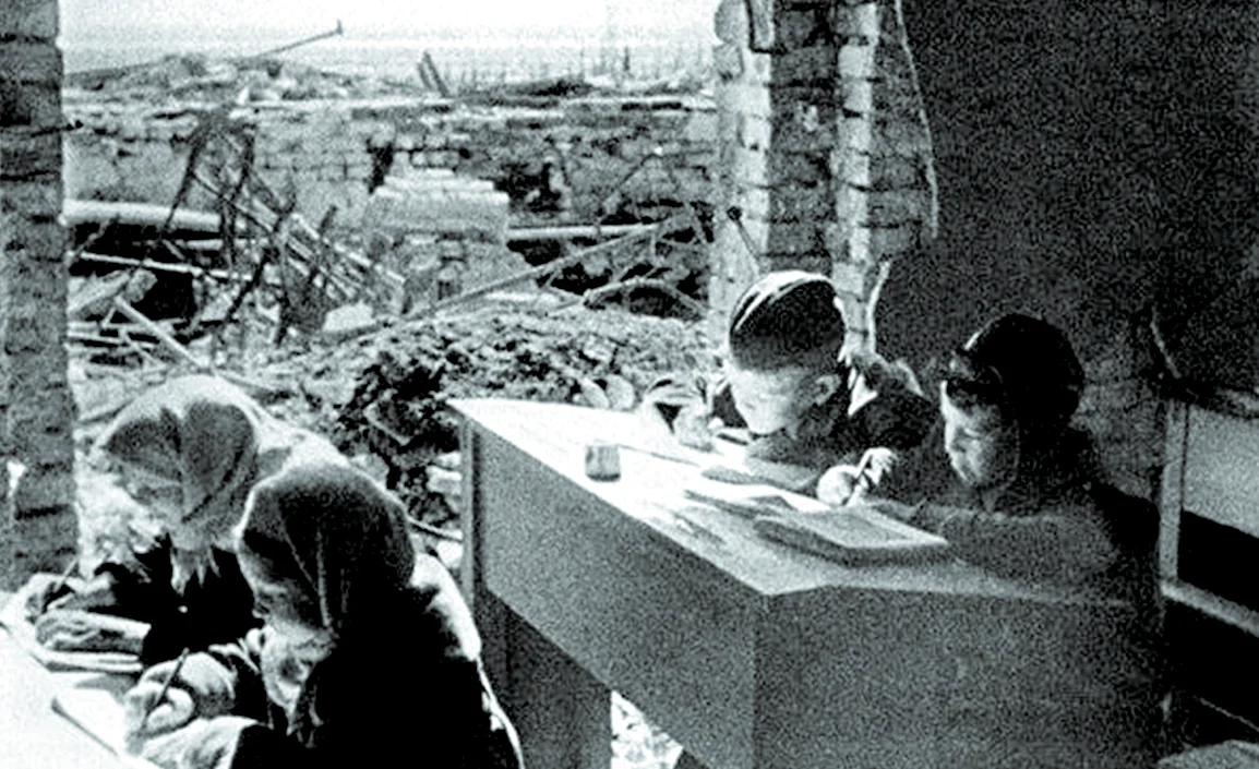Ученики в сталинградской школе, весна 1943 г.