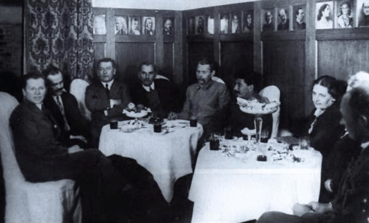 Сталин обедает в Кремле, 1930-е гг.