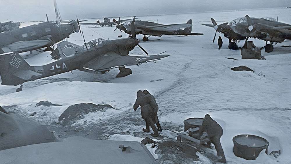 Самолёты He-111PH, Ju-87 и Ju-523m, захваченные в результате рейда на Тацинскую.