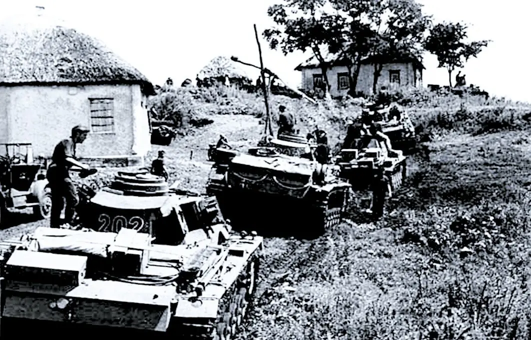 Танковая колонна Pz.III проезжает украинскую деревню, Группа армий "Юг" (группа фон Клейста), май-июнь 1942 г.