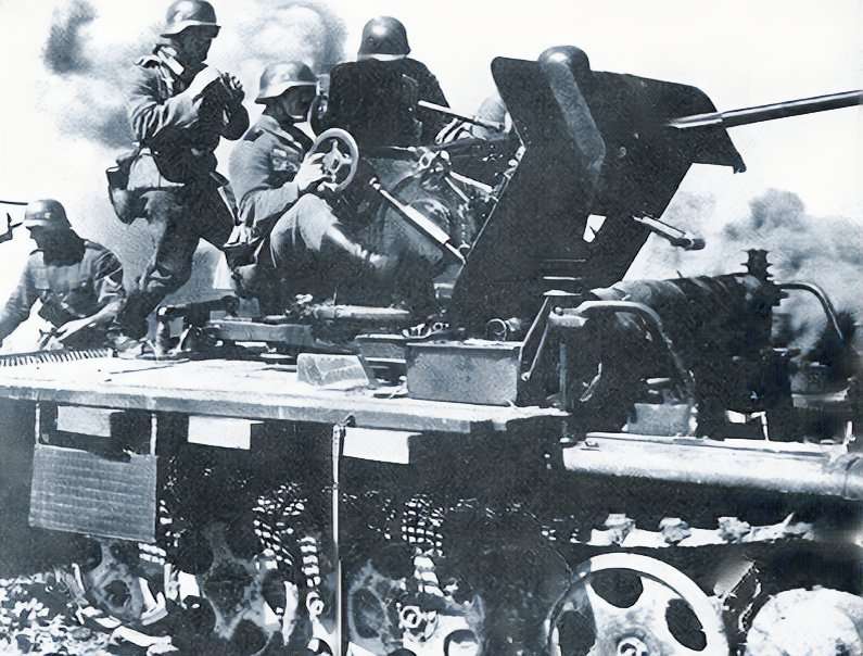 Зенитная САУ Sd Kfz 10/4, оснащенная 20-мм автоматической пушкой Flak 30 ведет огонь по танкам РККА.