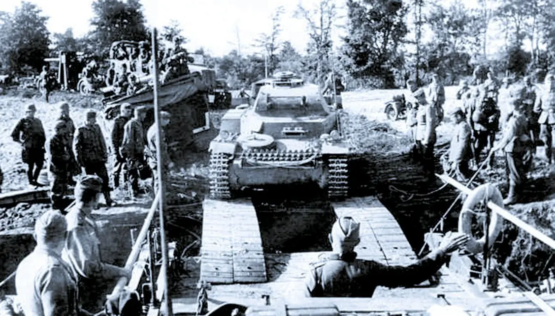 Форсирование реки танками Pz.II и 88-мм зенитными орудиями Flak 36, Группа армий "Юг", май 1942 г.