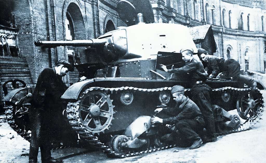 Ремонт танка Т-26 силами экипажа и бригады рабочих.
