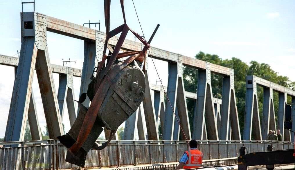 Спасатели поднимают броневик БА-6 со дна реки.