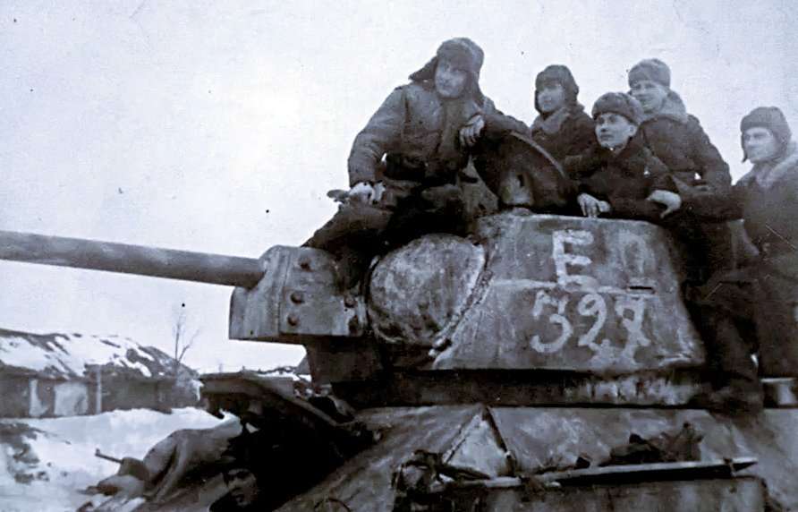 Участники рейда на станцию Тацинскую на броне Т-34.
