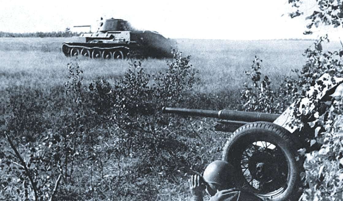 Танк Т-34 под прикрытием артиллерии рвется в атаку, июль 1941 г.