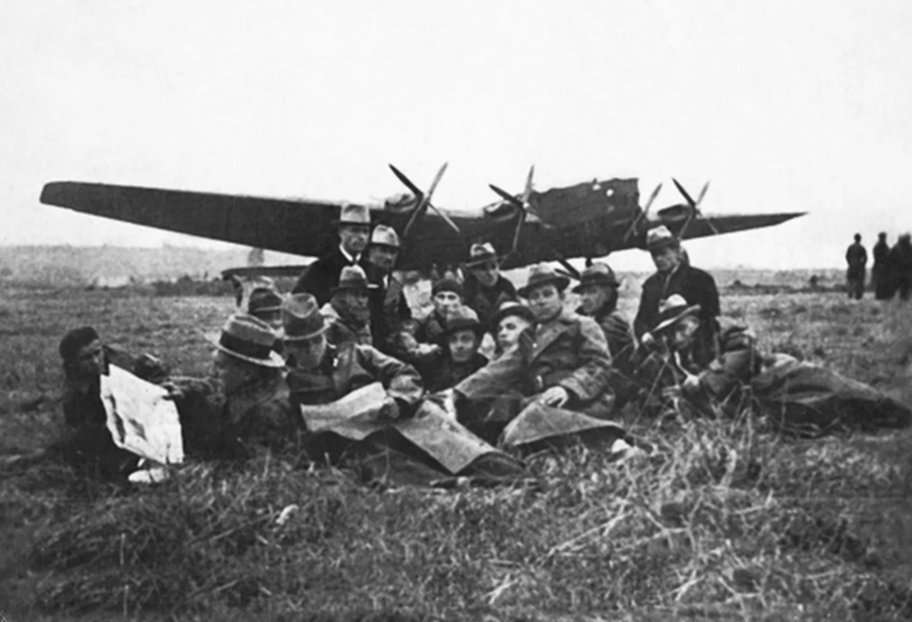Отдых советских асов на временном аэродроме. Фото 1937 года.